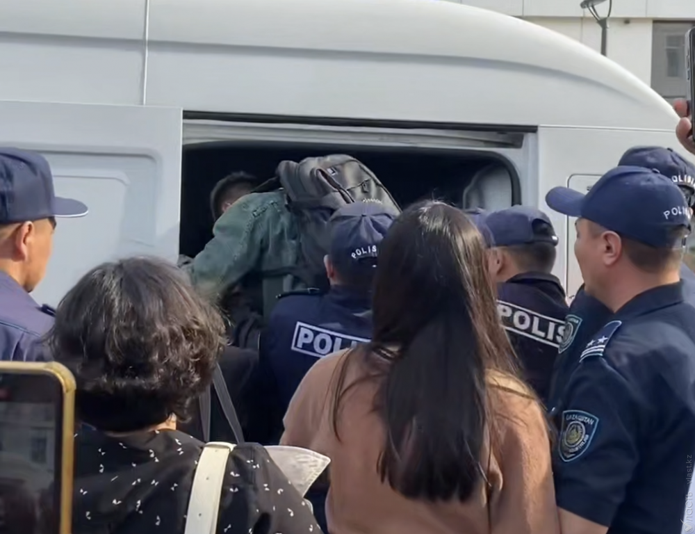 Суд оштрафовал активистов, пришедших поддержать Темирлана Енсебека на суде