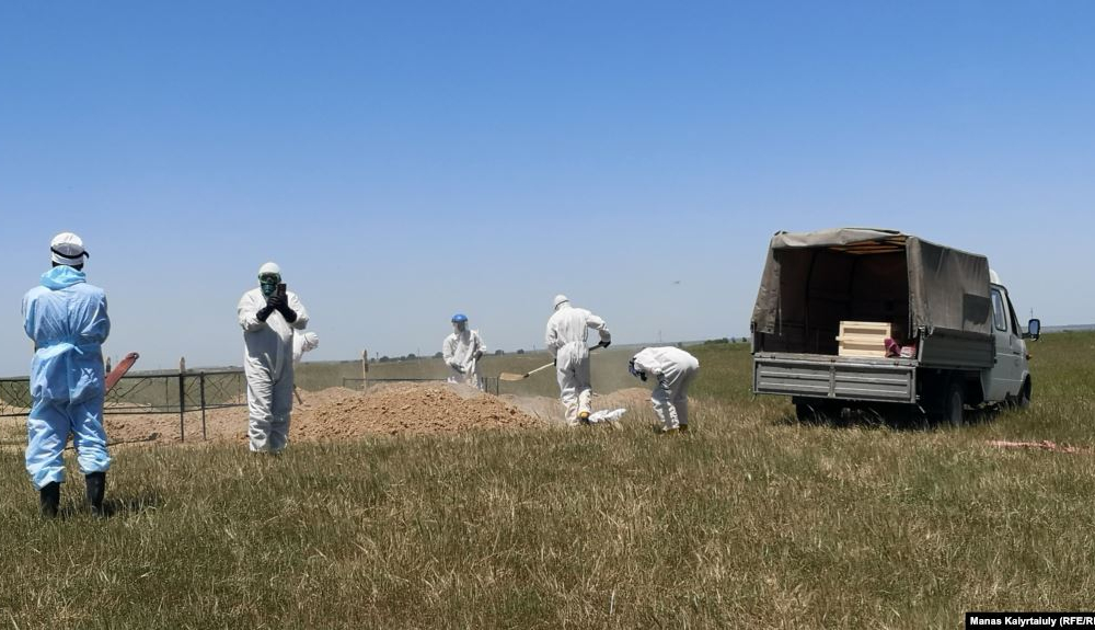 В Казахстане разрешили захоронение умерших от коронавируса на обычных кладбищах