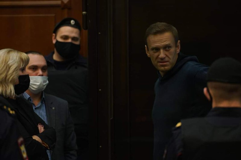 Суд заменил условный срок Навальному на реальное лишение свободы