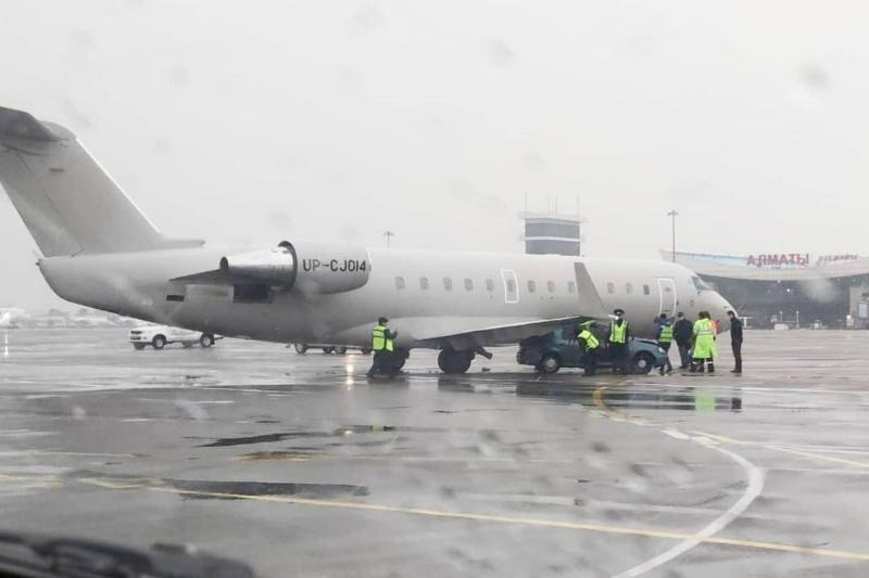 В аэропорту Алматы самолет столкнулся с автомобилем