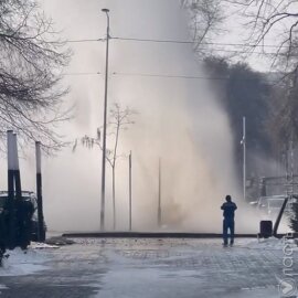 В центре Алматы прорвало теплотрассу