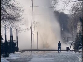 В центре Алматы прорвало теплотрассу