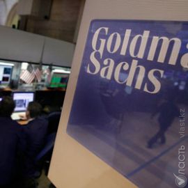 Goldman Sachs резко снизил прогноз курса рубля и цены нефти на 2015 год