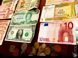 Нацбанк Казахстана на месяц запретил трем банкам обменные операции с наличной инвалютой