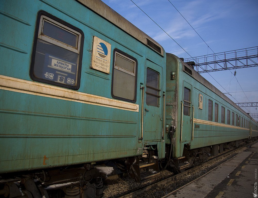 ​В КТЖ установили причину схода грузового поезда на участке пути Сары-Шаган - Шыганак