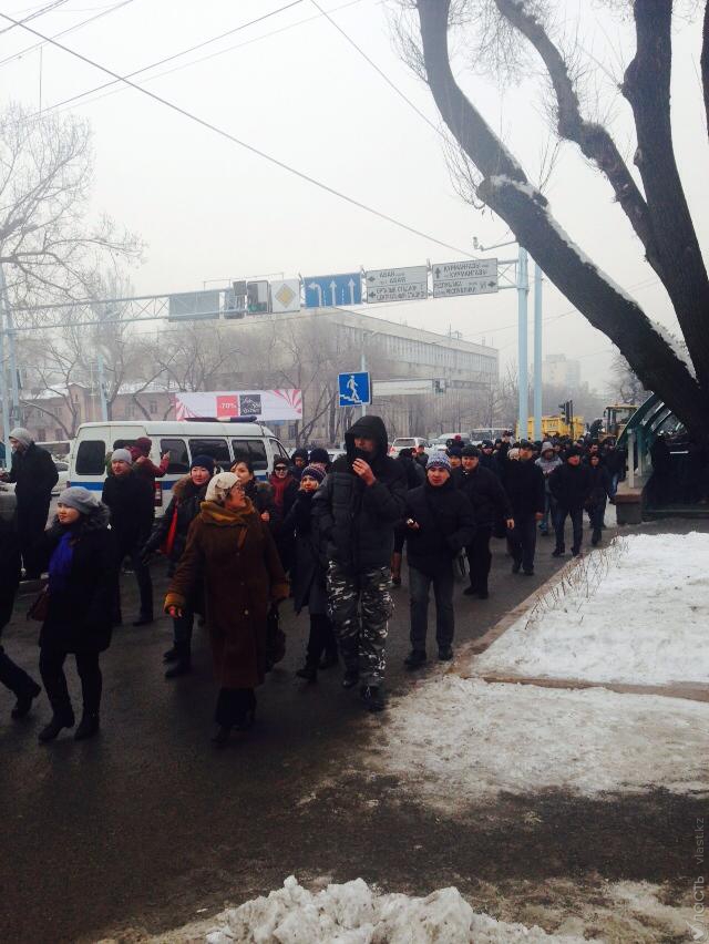 Митингующие в Алматы пытаются шествием пройти к акимату города