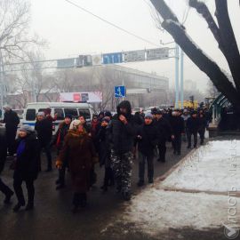 Митингующие в Алматы пытаются шествием пройти к акимату города