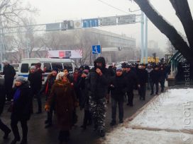 Митингующие в Алматы пытаются шествием пройти к акимату города