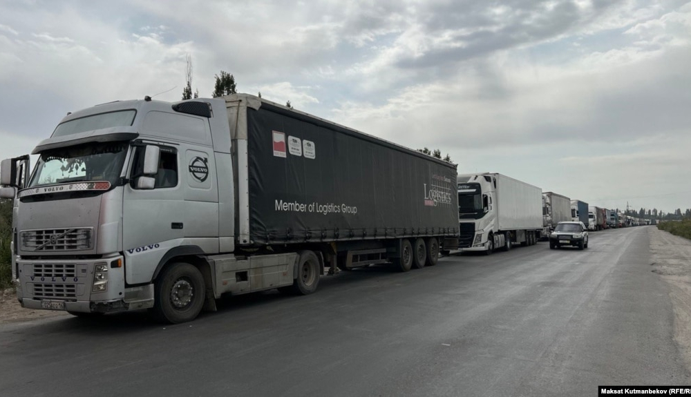 Более 400 грузовых машин скопилось на границе Кыргызстана и Казахстана