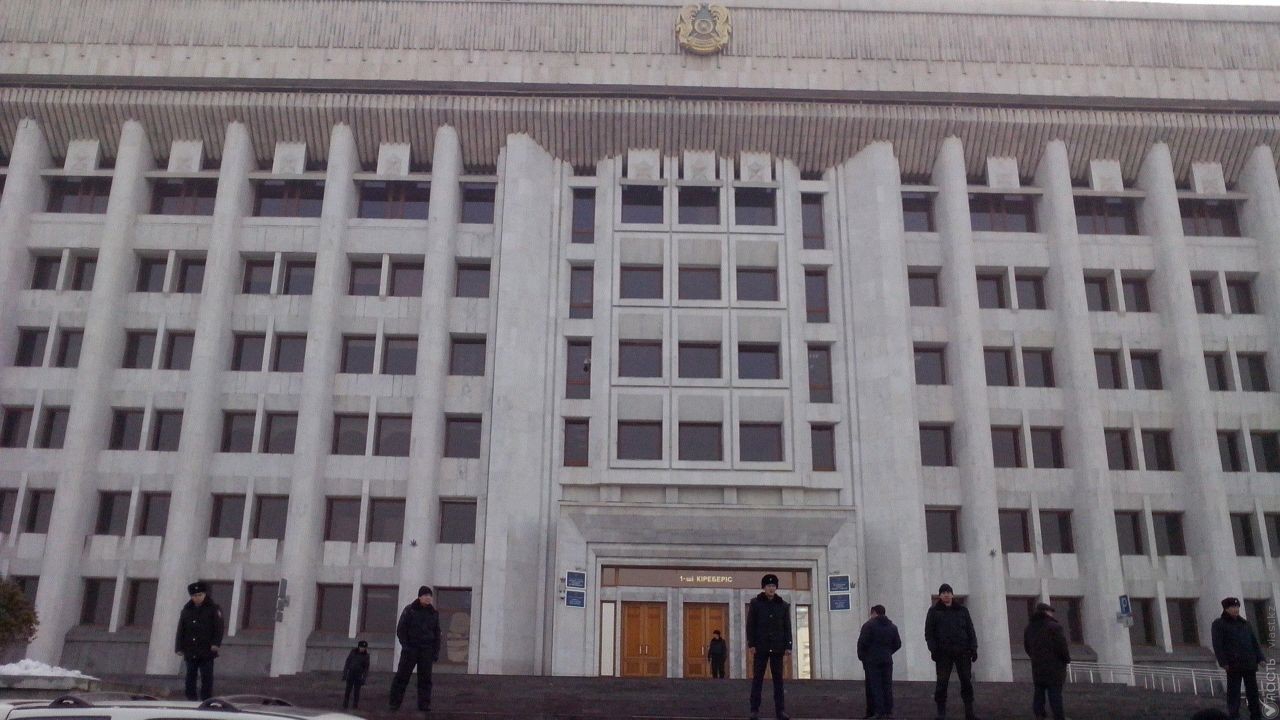 Неизвестный пронес взрывчатку в акимат Алматы и требует прямого эфира на республиканских СМИ