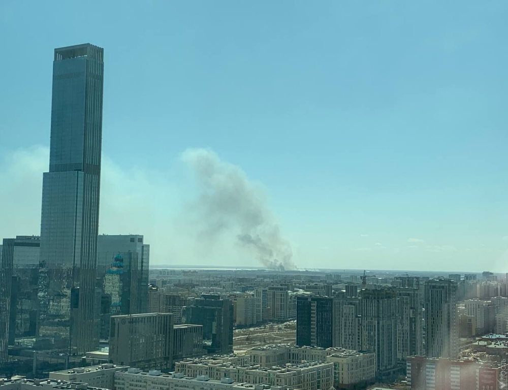 Тушение пожара близ аэропорта Астаны осложняется быстрым распространением огня – ДЧС