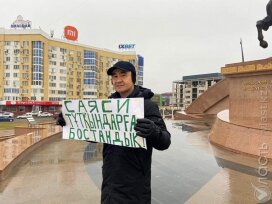 Макс Бокаев провел в Атырау пикет за свободу политзаключенных