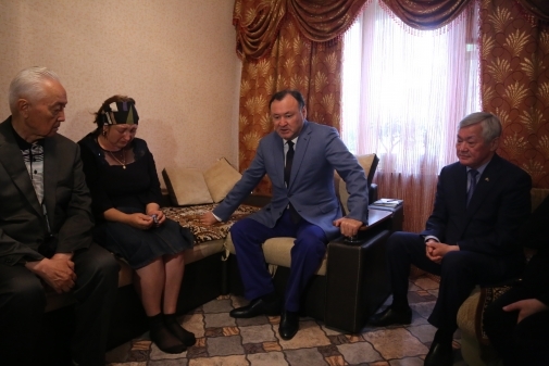 Мухтар Кул-Мухаммед и Бердибек Сапарбаев навестили семьи погибших в Актобе