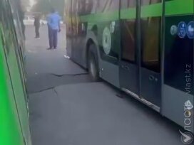 Компанию по технадзору в Алматы лишили аккредитации за провалившийся асфальт по улице Яссауи