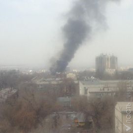 В Алматы горит офисное здание и складские помещения крупного супермаркета 