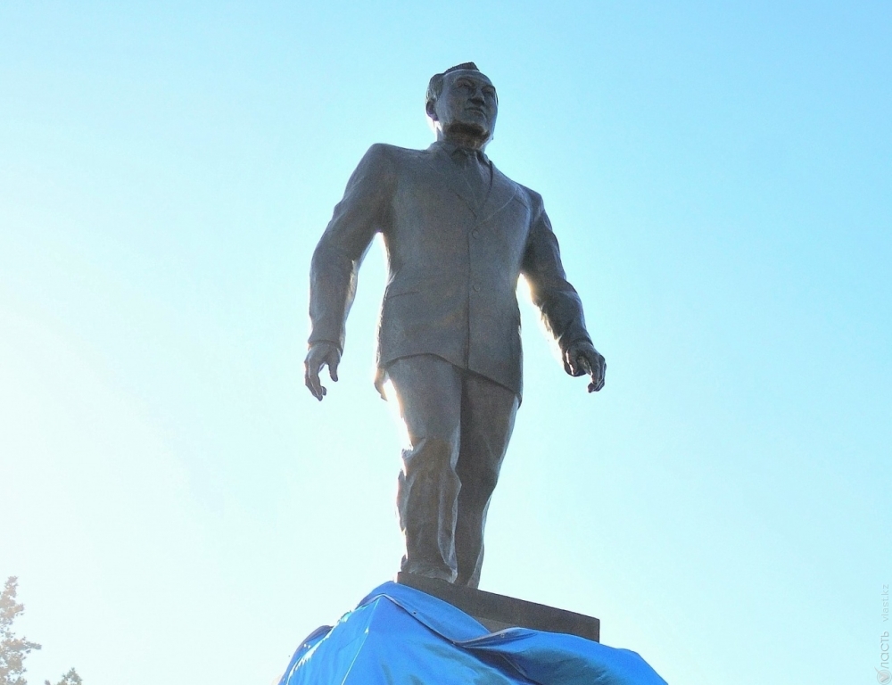 В Талдыкоргане открыли памятник Назарбаеву
