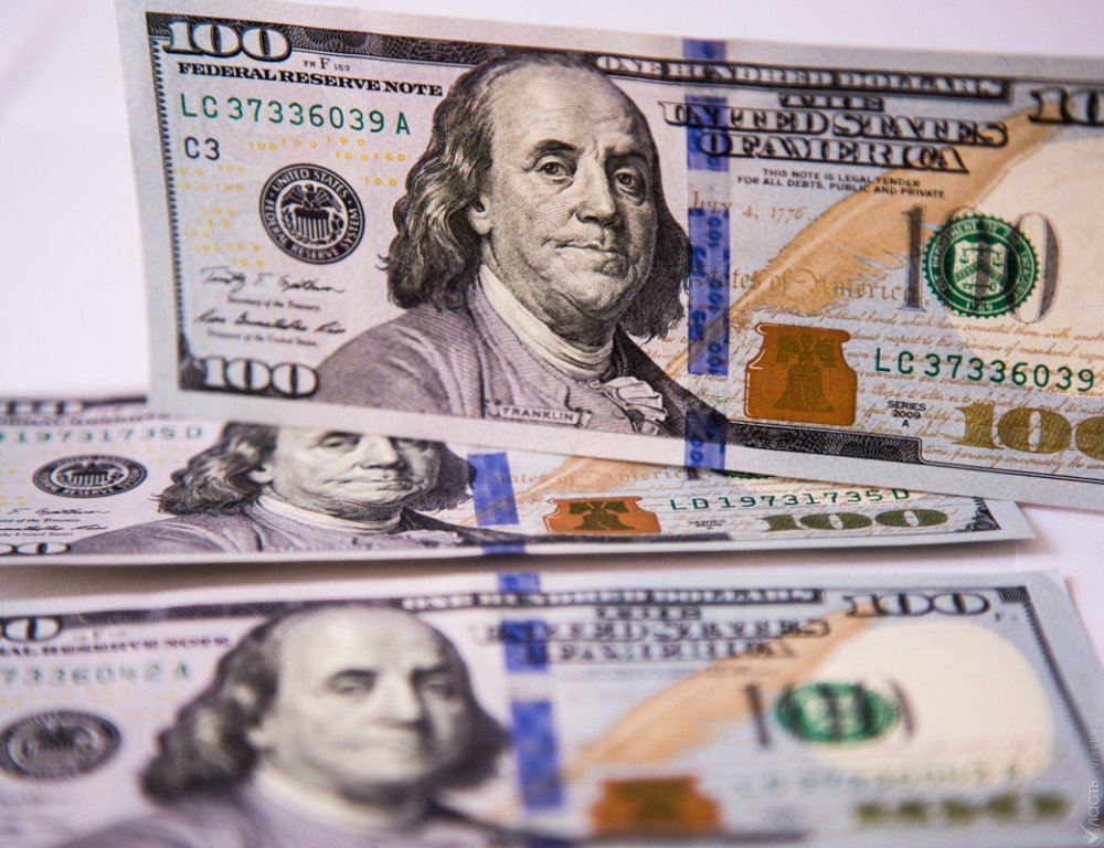 Средневзвешенный курс доллара составил  315,04 тг