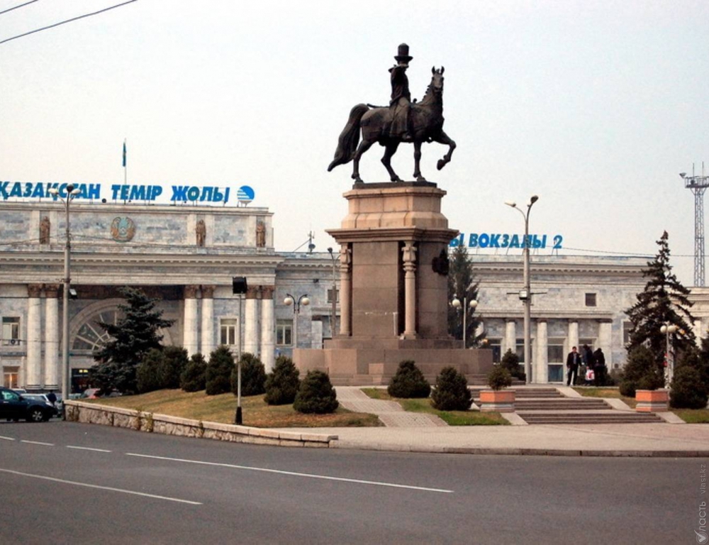 На вокзалах Астаны и Алматы появятся платные парковки 