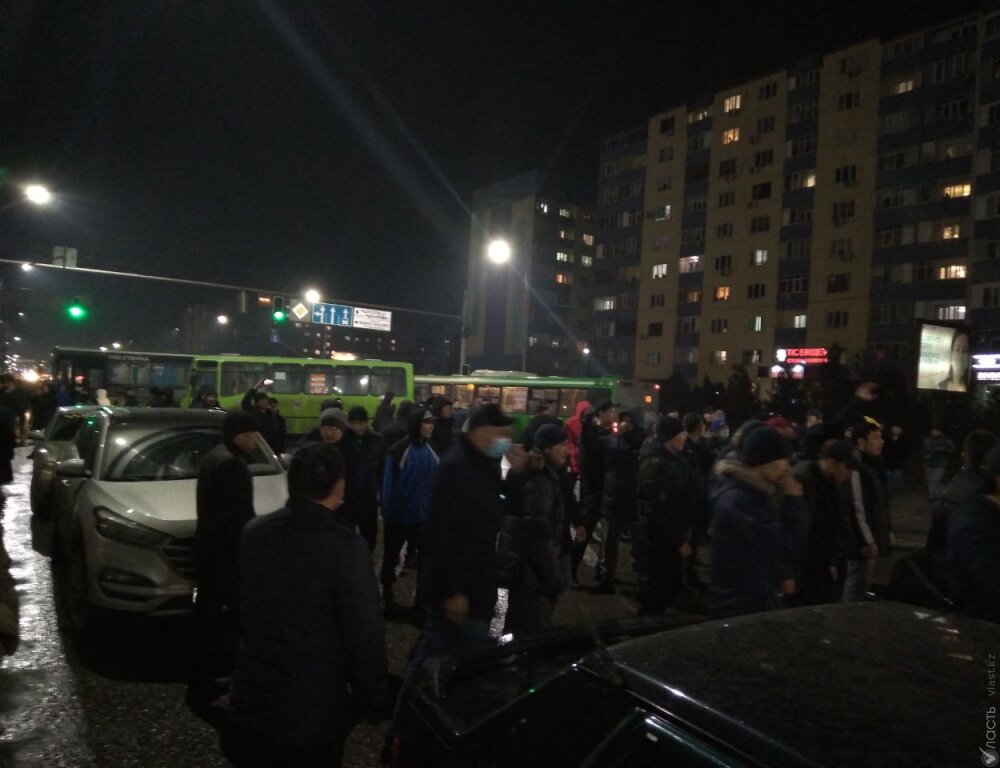В Алматы произошла стычка протестующих с полицией