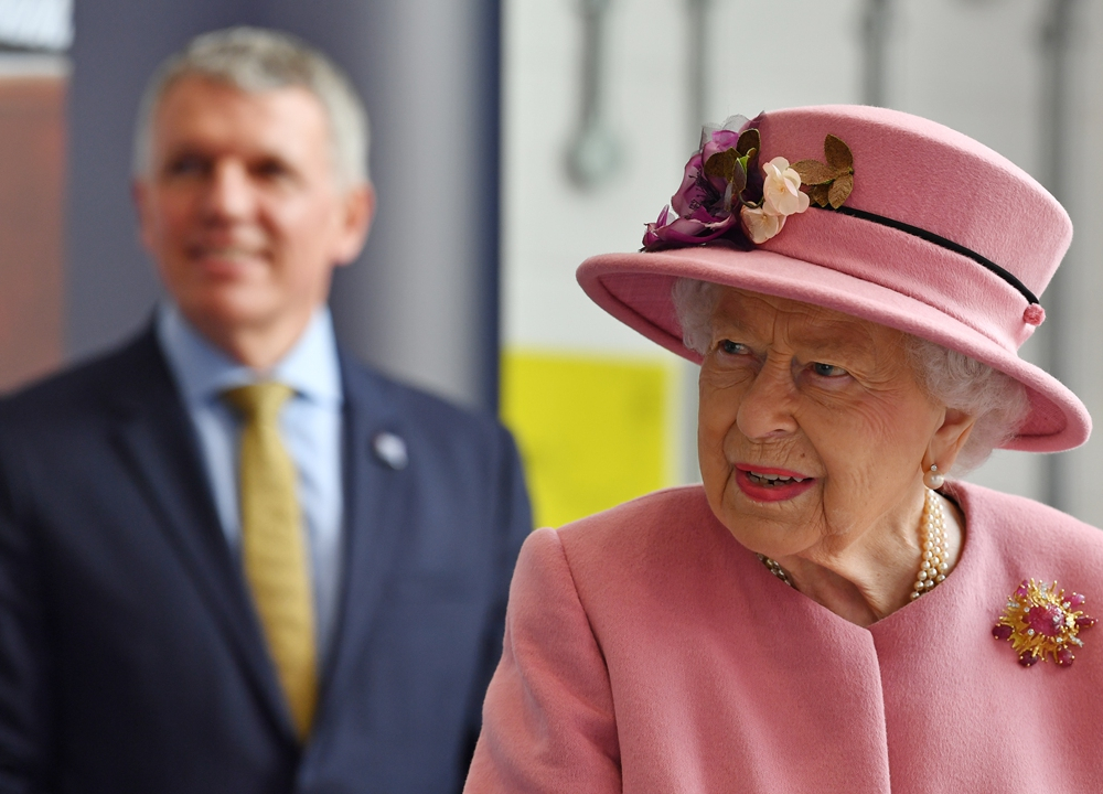 Королева Елизавета II привилась вакциной от коронавируса