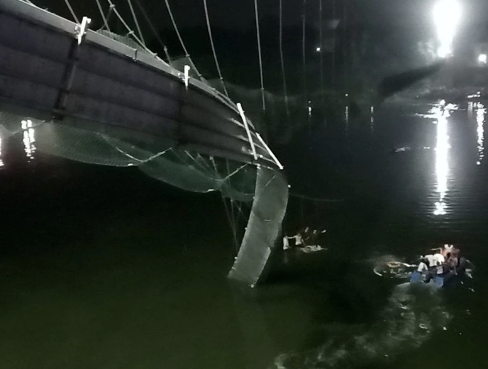 При обрушении пешеходного моста в Индии погибли 120 человек