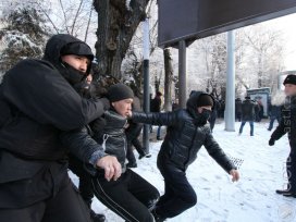 Арестованные на митинге в Алматы 16 декабря заявили о нарушениях своих прав