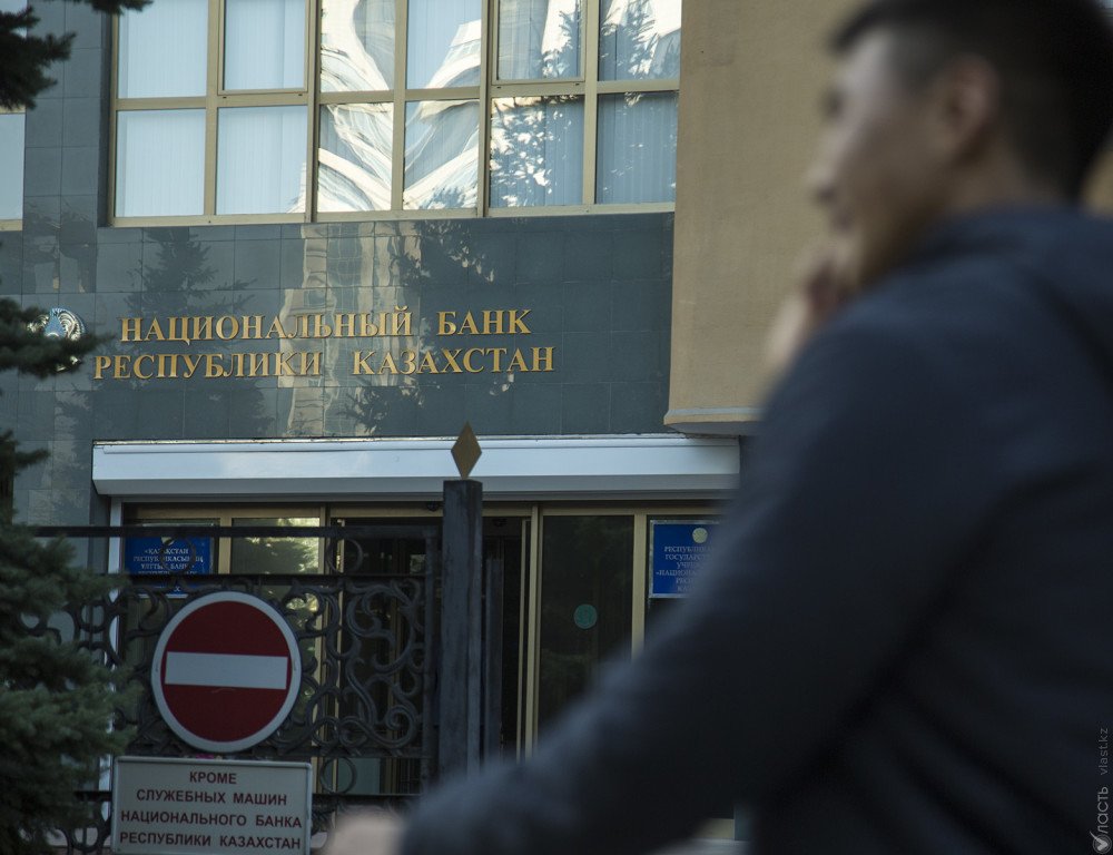 Депутаты просят обязать банки возвращать деньги казахстанцев, украденные мошенниками 