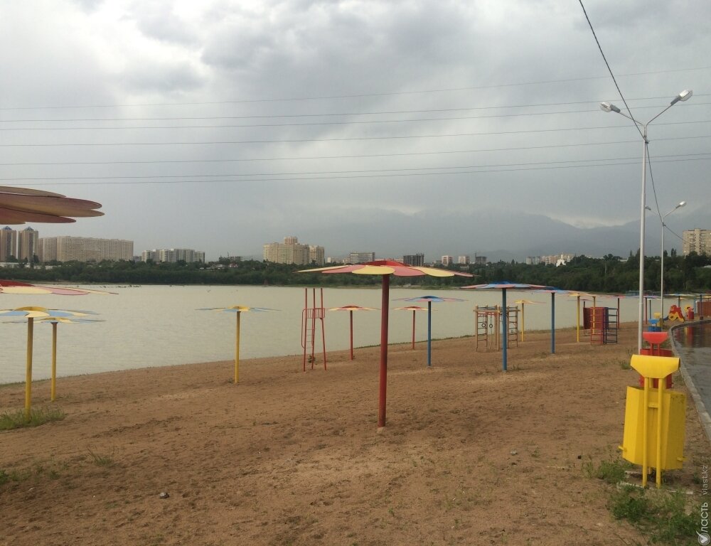 На озере Сайран в Алматы спускают воду из-за превышения уровня нормы кишечных палочек