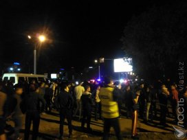 Полиция задерживает сторонников акына Зайытова, дошедших колонной до Сайрана 