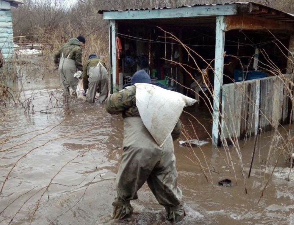 Почти 400 человек продолжают ликвидировать последствия паводка в Зыряновском районе ВКО 