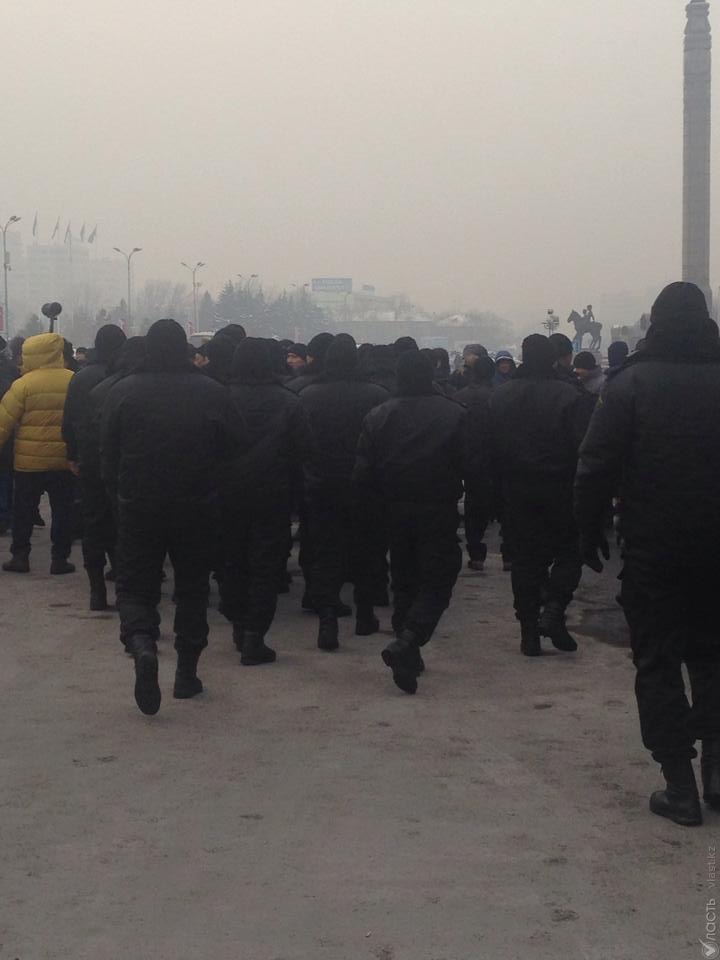 Полиция задерживает всех протестующих, добравшихся на площадь Республики