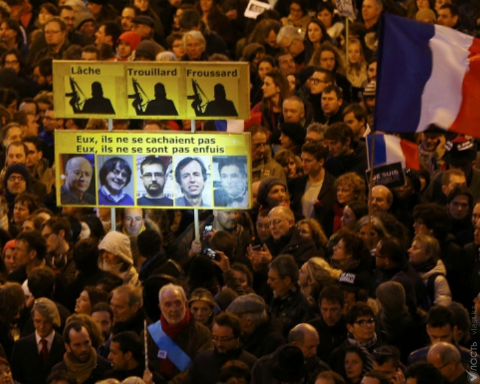 В память о 17 погибших мировые лидеры прошли рука об руку по Парижу