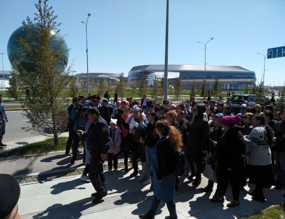 В столице Казахстана многодетные матери вышли на очередной митинг