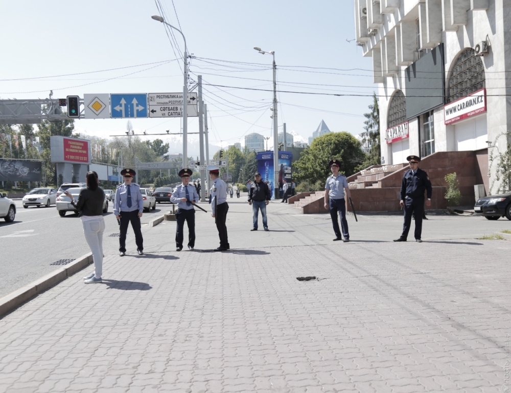 Полиция блокировала все проходы к площади Республики в Алматы