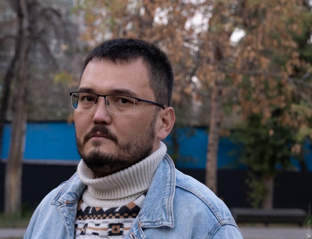 Акылбек Муратов получил свидетельство лица, ищущего убежище в Казахстане