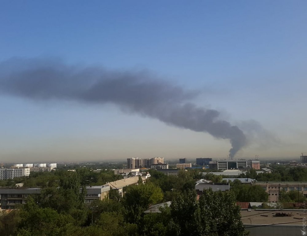 Склад горит в нижней части Алматы 