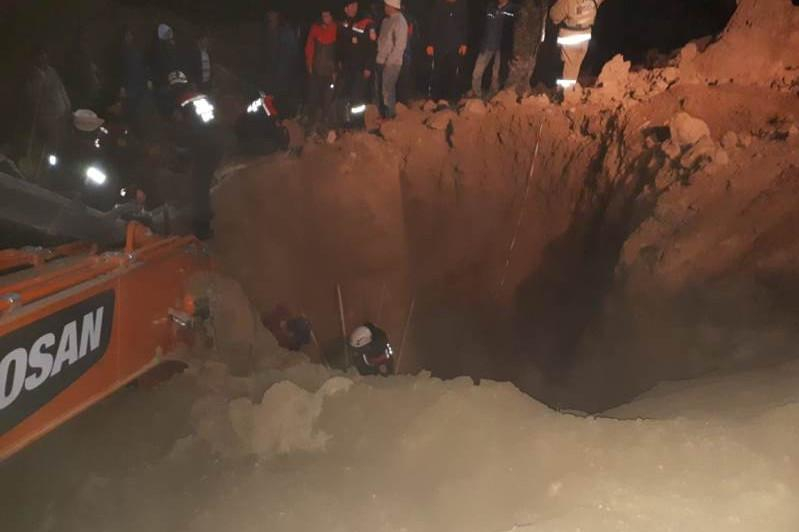В Шымкенте при обвале грунта на объекте рабочие оказались под землей вместе с техникой