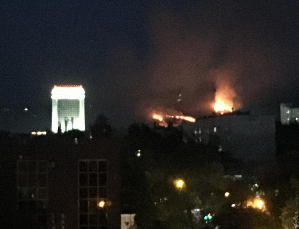 Еще один пожар тушат в Алматы