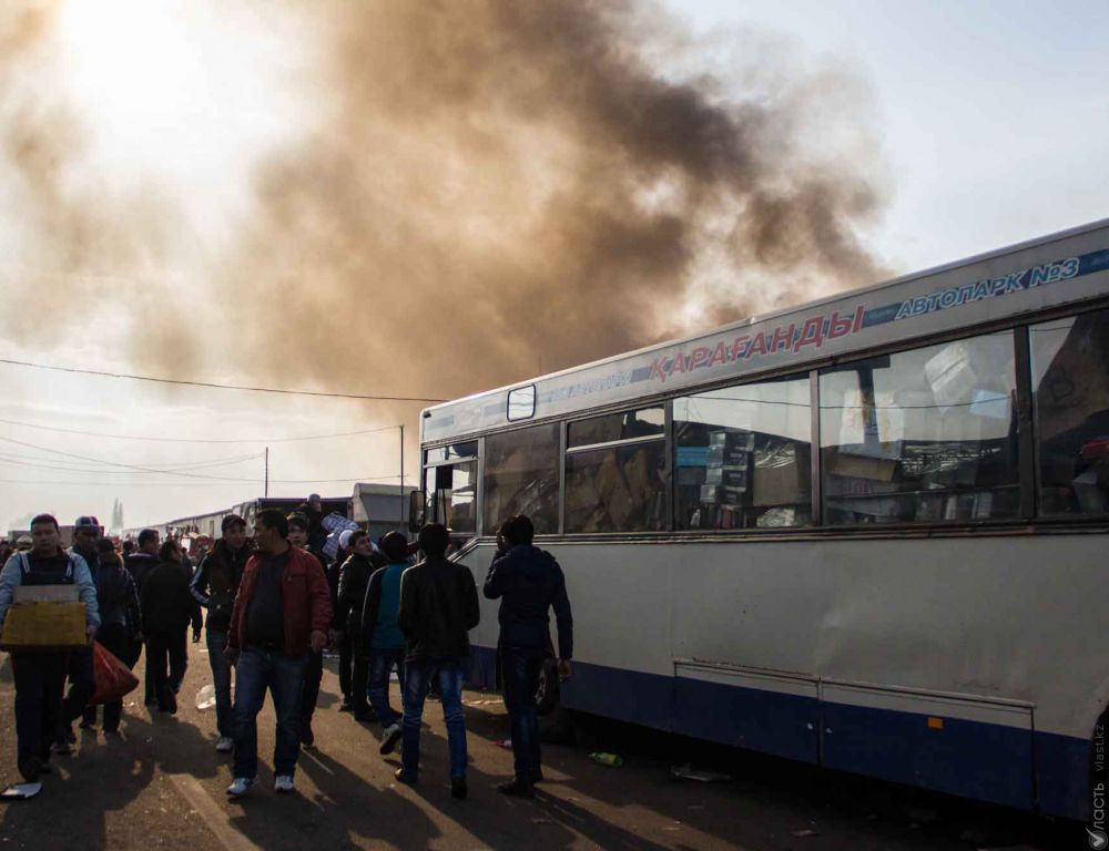 Пять контейнеров с товарами горели на одном из рынков Алматы