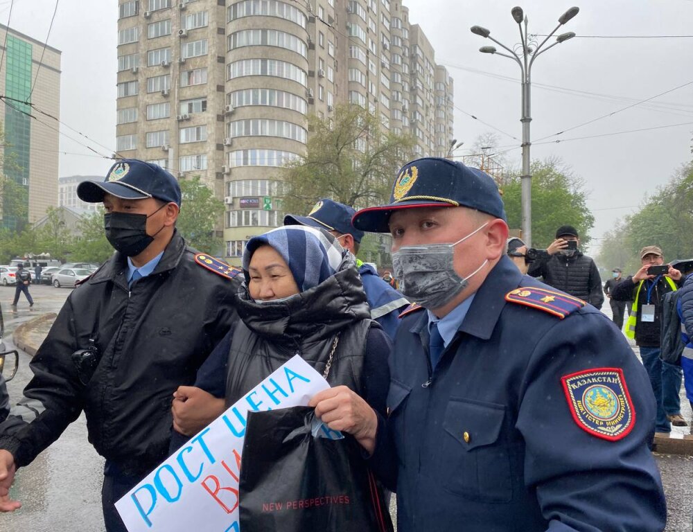 В Алматы начались задержания протестующих у Центрального парка