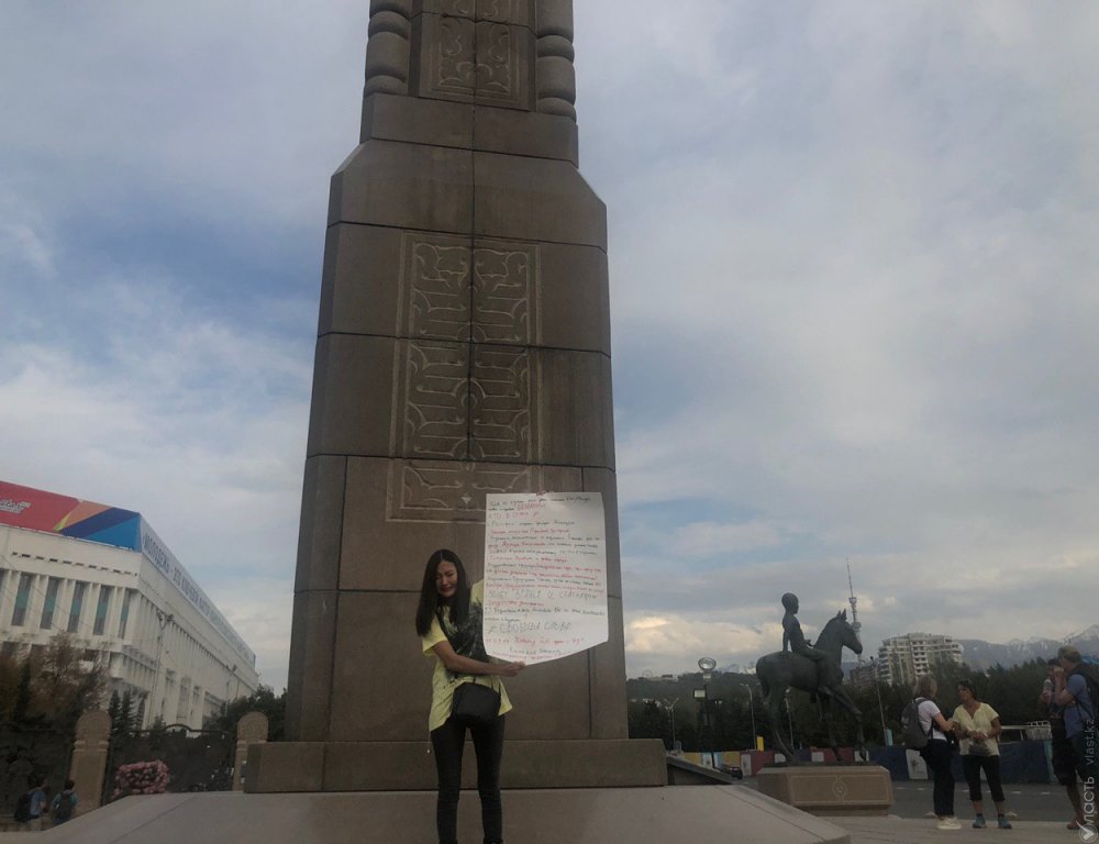 Политактивистка Камилла Шоканова провела одиночный пикет в Алматы
