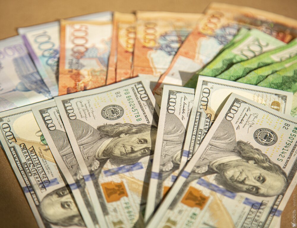 Доллар торгуется на бирже 539,8 тенге