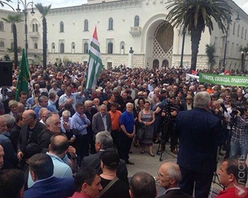 Координационный совет оппозиции захватил администрацию президента Абхазии