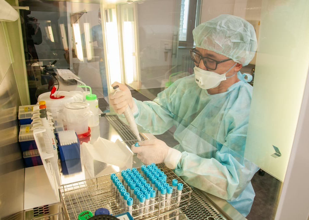 Бекшин признал проблемы с доступностью тестов на коронавирус в Алматы