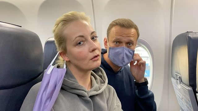Самолет с Алексеем Навальным посадили в другом аэропорту 