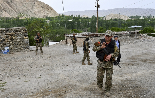 На кыргызско-таджикской границе продолжаются ожесточенные бои