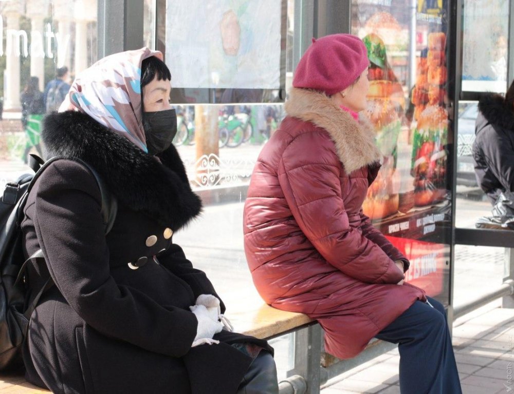 Казахстанцам старше 65 лет ограничили выход из дома