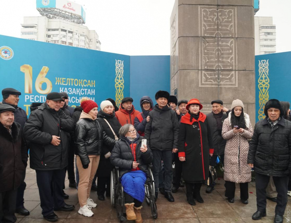 Активисты вышли на площадь Республики в Алматы 