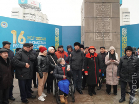 Активисты вышли на площадь Республики в Алматы 