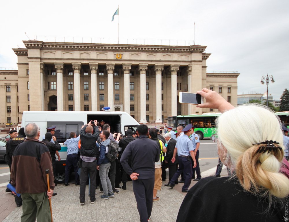 На площади «Астана»  женщина вскрыла себе вены 